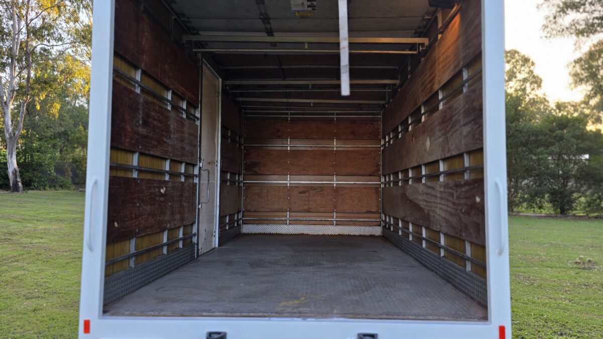 2010 Isuzu Pan AUTO One Fleet Owner image 7