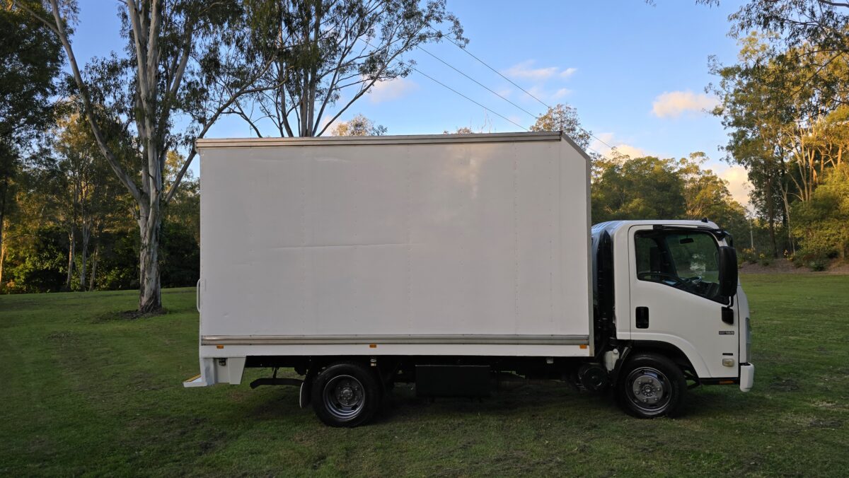 2010 Isuzu Pan AUTO One Fleet Owner image 4