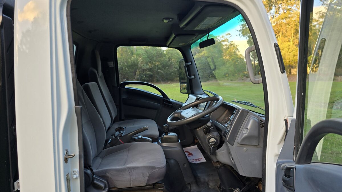 2010 Isuzu Pan AUTO One Fleet Owner image 10