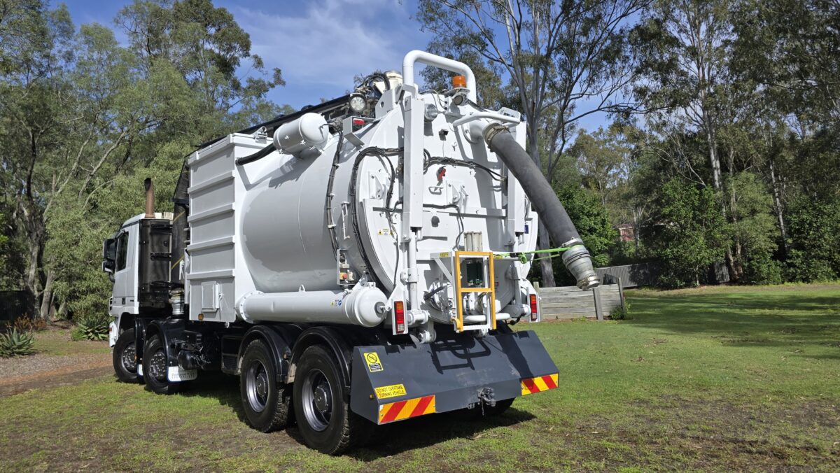 2014 NDD Combo Vac Truck 8×4 with 12,000 Litre Tank, Fully Refurbished Throughout image 4