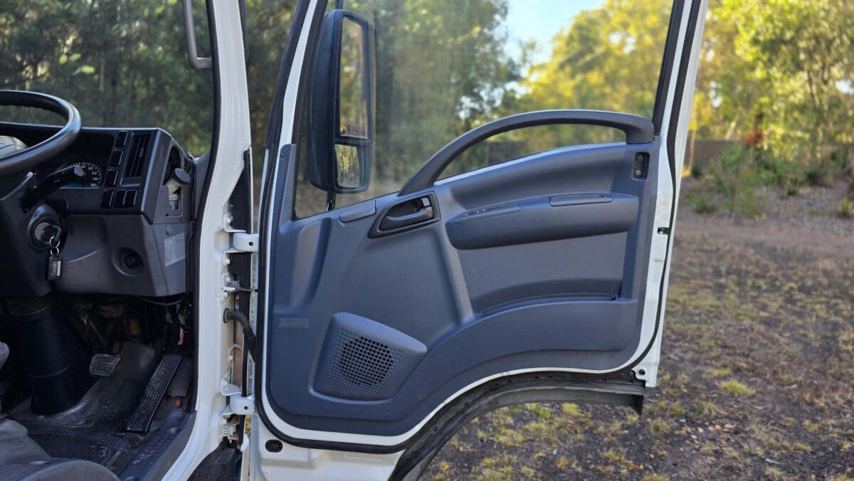 2010 Car Licence Pantech NNR200 One Major Fleet Owner from new, fully refurbished throughout ! image 20