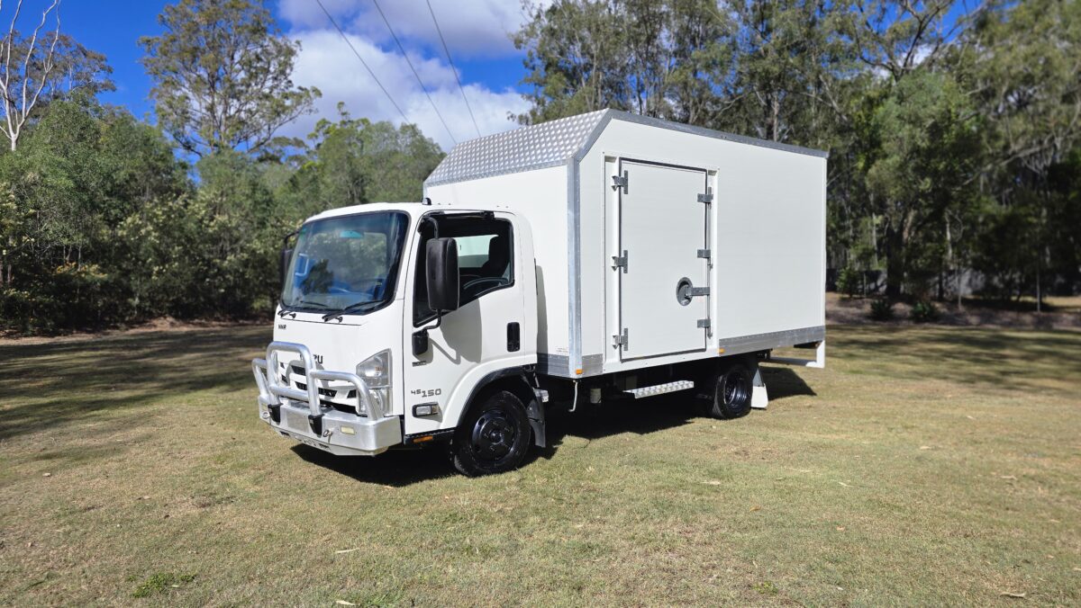2016 Isuzu Car Licence Pan Auto image 15