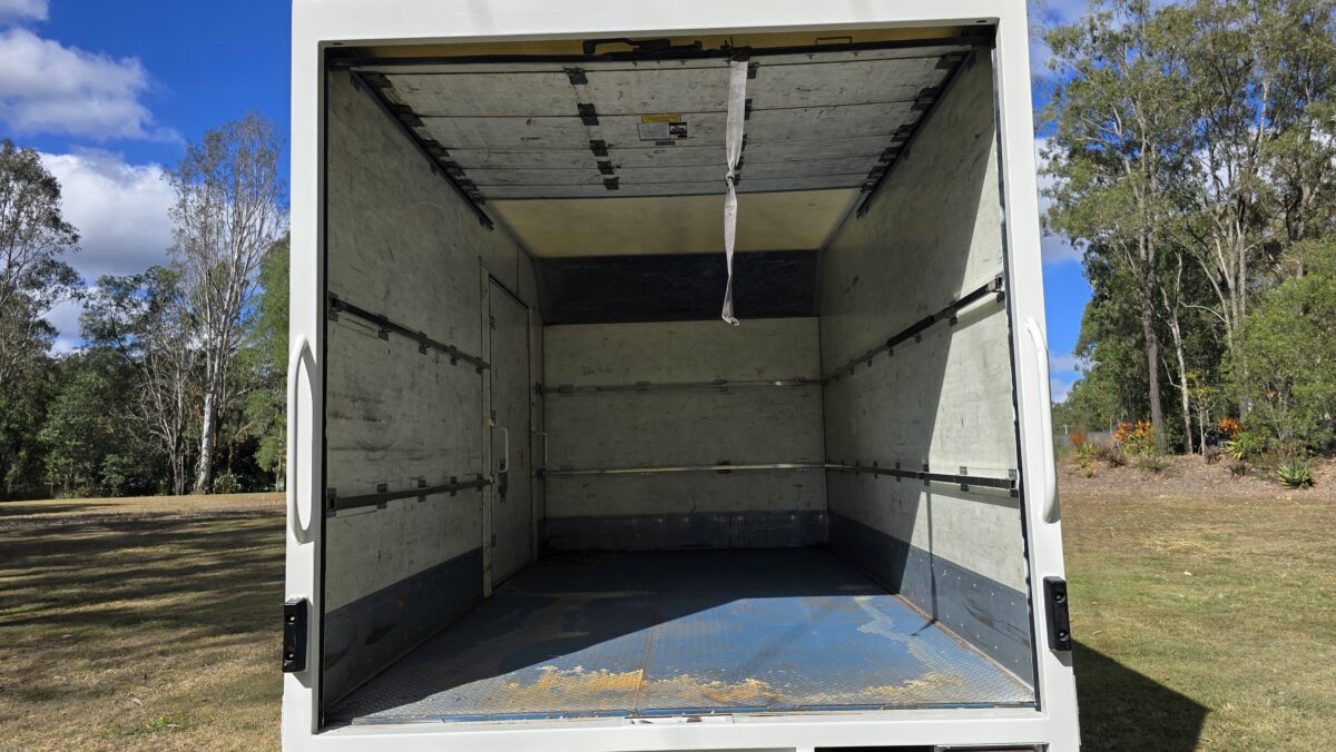 2016 Isuzu Car Licence Pan Auto image 10