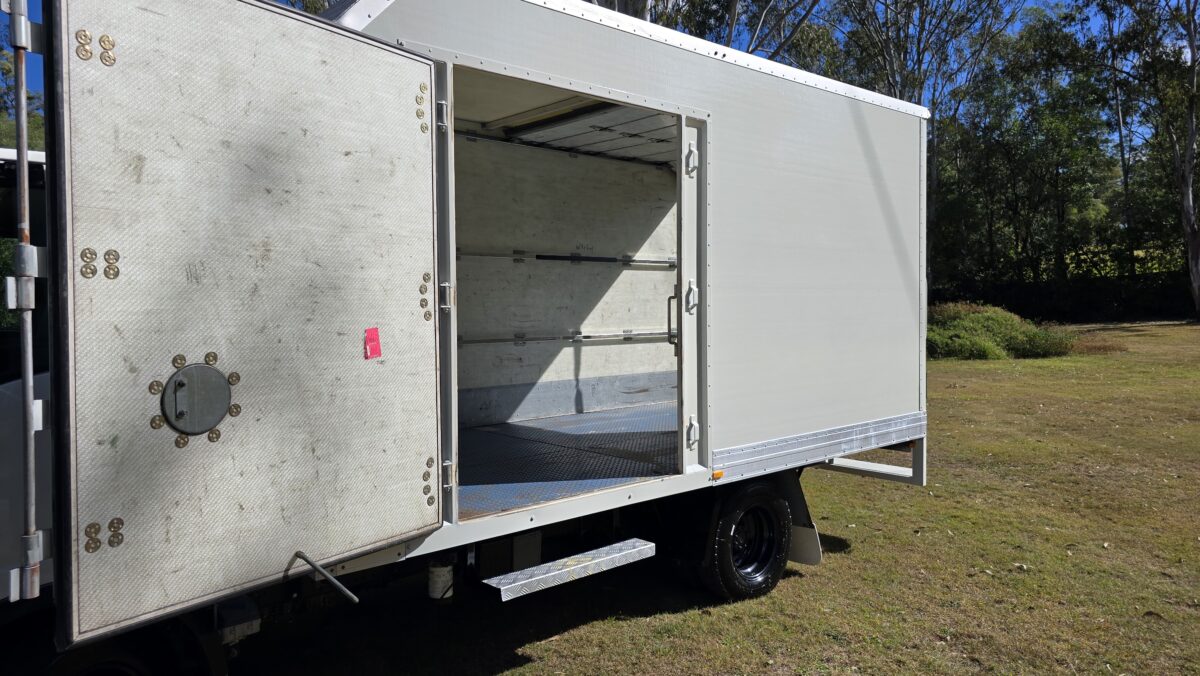 2016 Isuzu Car Licence Pan Auto image 11