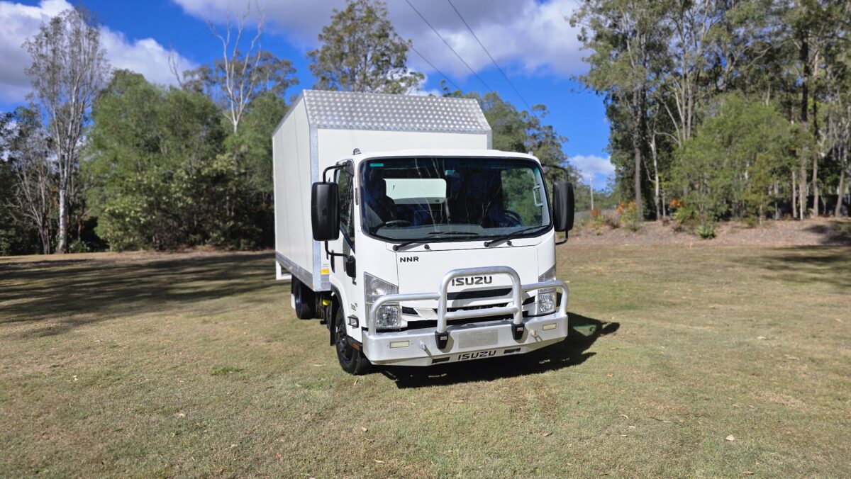 2016 Isuzu Car Licence Pan Auto image 16