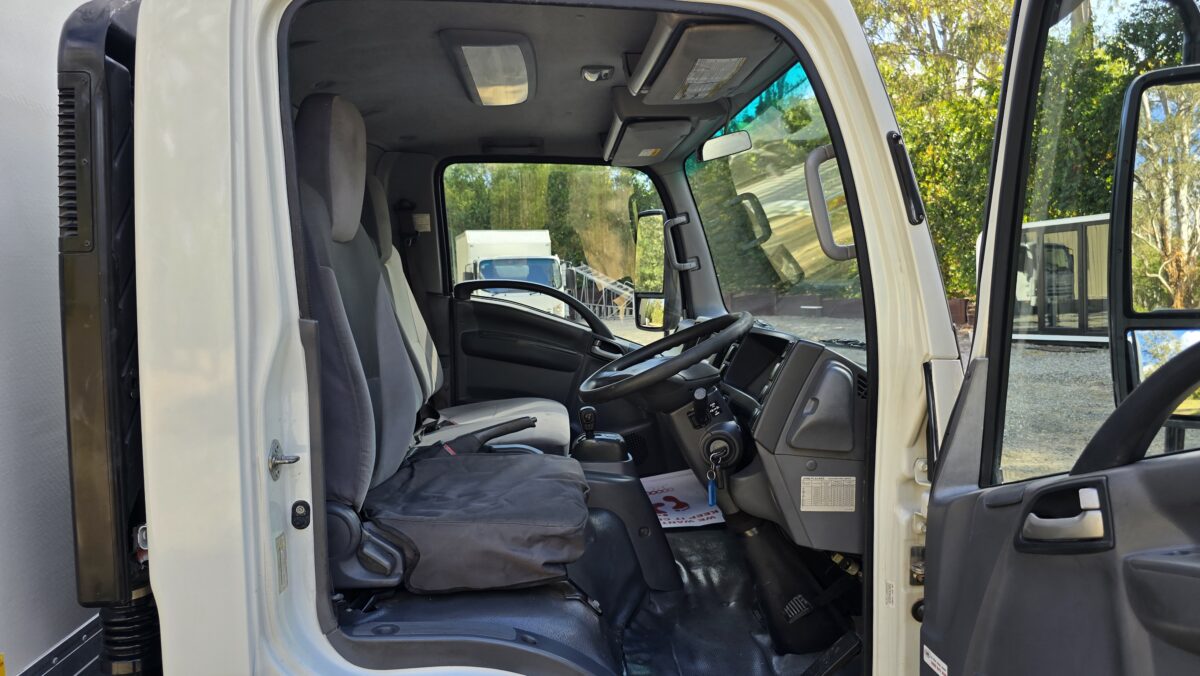 2016 Isuzu Car Licence Pan Auto image 13