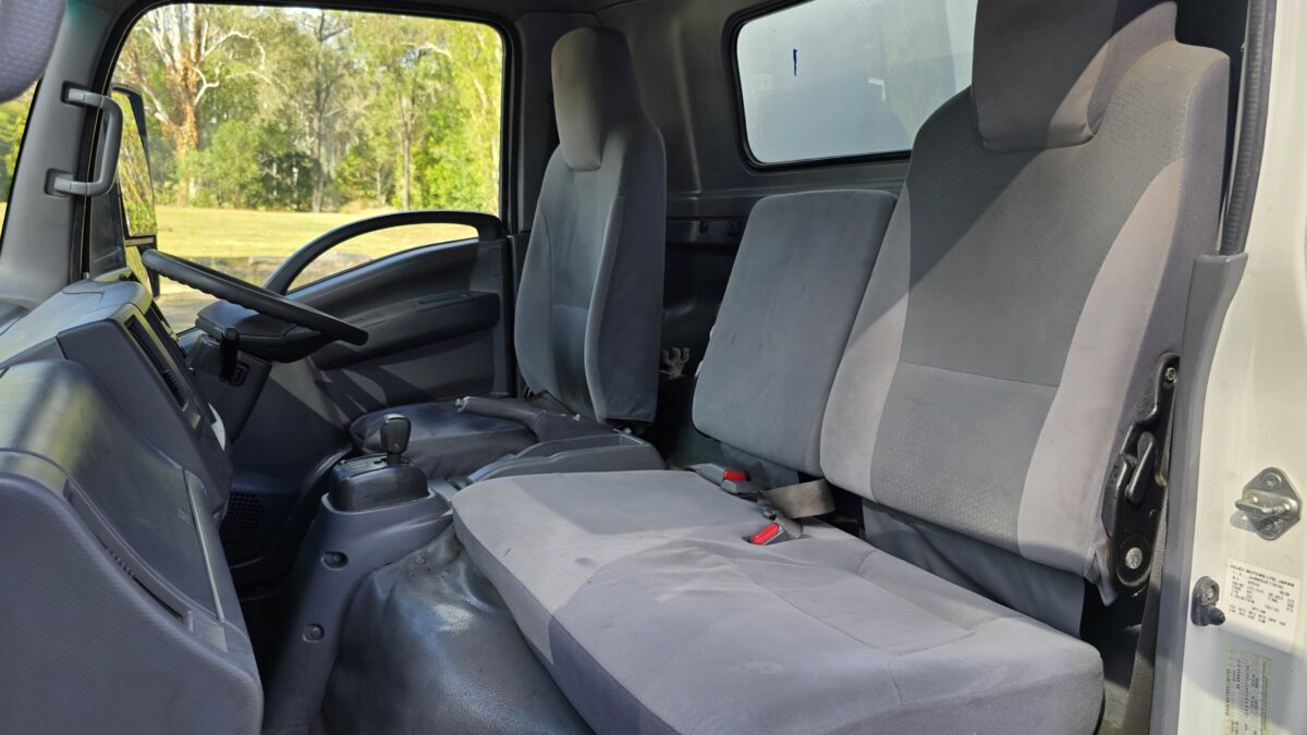 2016 Isuzu Car Licence Pan Auto image 14